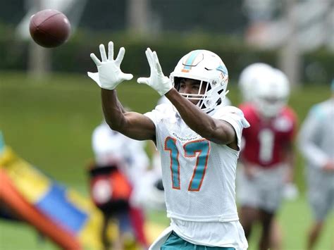 Dolphins WR Jaylen Waddle leaves joint practice against Falcons with apparent injury